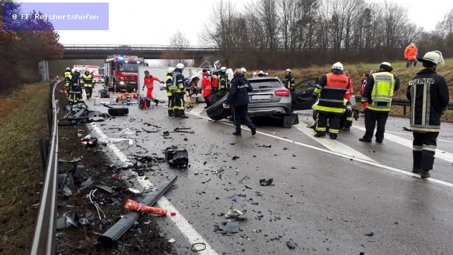 Unfall mit Straßenfahrzeugen, Verkehrshindernis Unfall mit Straßenfahrzeugen, Verkehrshindernis
